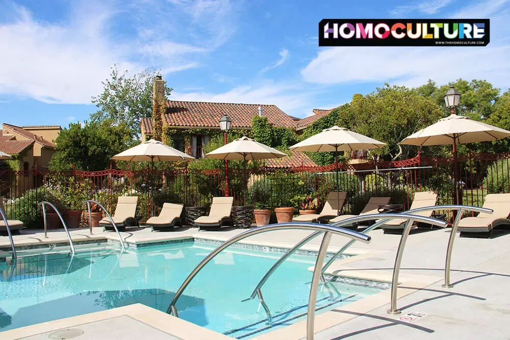 The outdoor pool surrounded by deck chairs and umbrella's at Vintners Resort. 